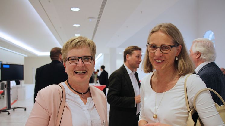TH-Präsidentin Professorin Dr. Ulrike Tippe im Gespräch mit der Präsidentin der Filmuniversität Babelsberg, Professorin Dr. Susanne Stürmer.