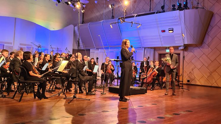 Frilandsmusiker Siri Storheim takker for Likestillingsprisen på konsert med Kringkastingsorkestret, hvor hun selv for tiden vikarierer som hornist. Foto: Beate Styri/NKF