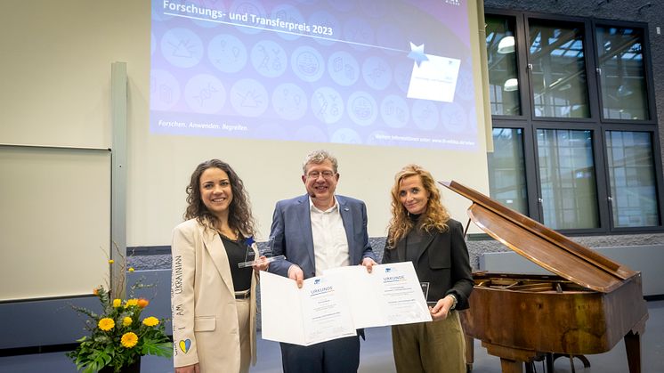 Erstmals wurde auf der Wildauer Wissenschaftswoche der Forschungs- & Transferpreis der TH Wildau verliehen. Dr. Anna Grebinyk (l.) & Prof. Dana Mietzner (r.) erhielten von Vizepräsident Prof. Klaus-Martin Melzer die Auszeichnung. (Bild: U. Büschleb)
