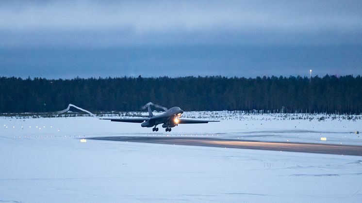Strax innan klockan 7 fredag 23 februari landade B-1B Lancer  återigen på svensk mark. Foto: Jesper Sundström/Försvarsmakten