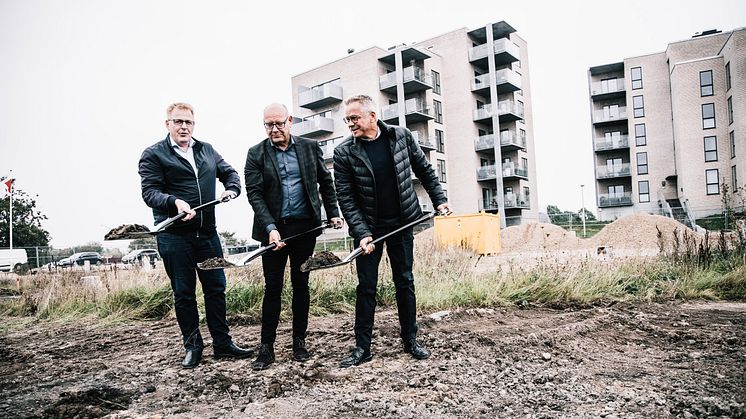 Borgmester Peter Sørensen, AG Gruppen og Bech-Gruppen tager første spadestik til endnu 29 lejligheder på Nordhavnen i Horsens 