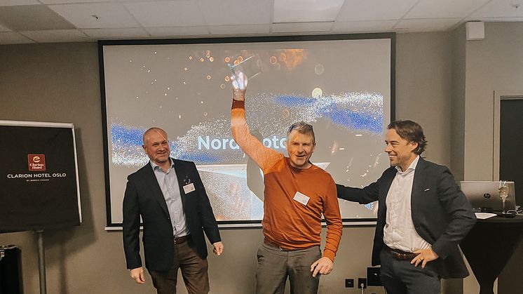 Ole Willy Gudmundsen (i midten) hos Nord-Motor tar imot priset som Årets Forhandler i Norge av Anders Velta (til venstre), Country Sales Manager IVECO Norge og Håkan Jönsson, business director IVECO North Europe & Baltics.