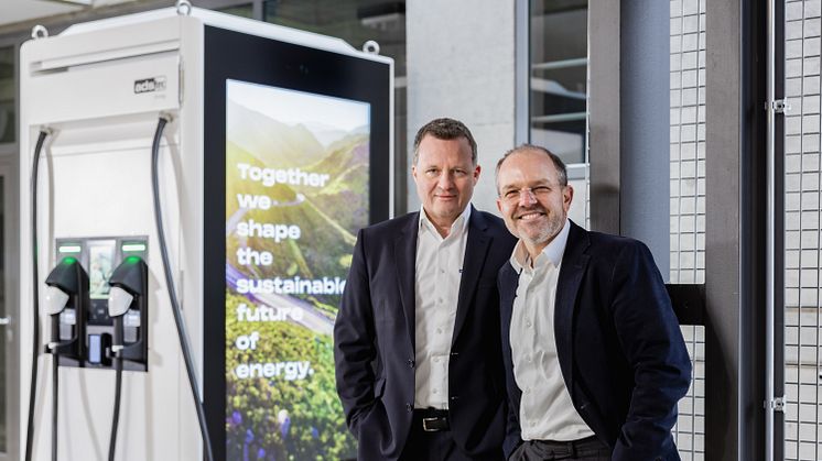 Erster ChargePost in Deutschland installiert – ADS-TEC Energy CEO Thomas Speidel (links) und Amperio Geschäftsführer Oliver Kaul geben strategische Partnerschaft bekannt