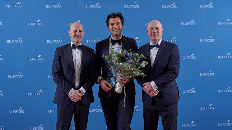 Daniel Adelsson (mitten) från Bjurfors Mölndal är vinnare är Årets mäklare 2023 Antal affärer och Provision. Här med Mats Ljung, ägare (t.v) och Sven-Erik Kristensen, vd (t.h.)
