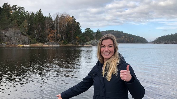 Lena Kempe, VD på Daftö Resort, på platsen där vrakdelar hittats