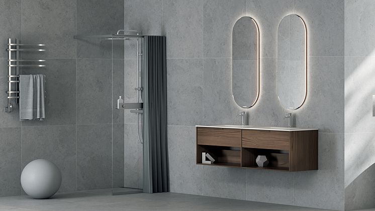 En av Norges høyeste fosser har inspirert oss til å skape en dusj med mye glass og god plass. Tynne, grafiske profiler gir et minimalistisk og stilrent uttrykk.