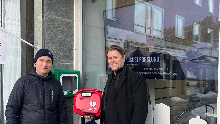 Willy Runnzell, affärsområdeschef på HSB Södra Norrland och Christer Karlsson på Plusab Medical Solution vid hjärtstartaren utanför HSBs kontor i Östersund.