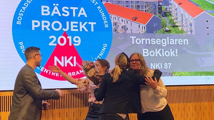 Juvall Jungman och Maria Forssell från BoKlok tar emot priset för "bästa projekt" vid Prognoscentrets NKI-seminarium tidigare idag. 
