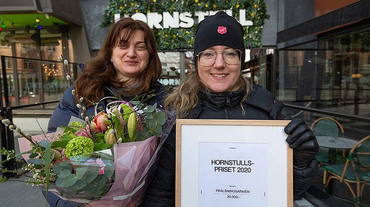 Milena Peric, anställd, och Bodil Nilsson, verksamhetschef på Frälsningsarméns Sociala center, tog emot diplomet av Hornstull Centrum . Foto: Elina Sahlin