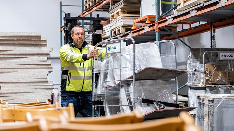 Återbruket Kikås där Mölndals Stad hanterar återbrukat byggmaterial. Andreas Svendsen, miljöstrateg tekniska förvaltningen, Mölndals Stad. Ett återbrukat tvättställ ger en klimatbesparing på ca 45 kg CO2e.