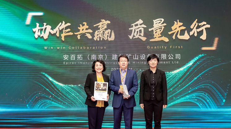 Lydia Ma, (left), Head of Human Resources, and Stephen Qu, Industry Regional Sales Director from Cavotec China, Shanghai, receiving the Excellent Supplier Award from Mandy Che, General Manager at Epiroc.
