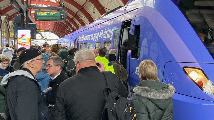 Många ville se det kalaspyntade tåget på Malmö C när Pågatågens 40-årsfirande startade