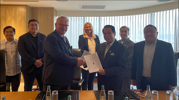 Photo: Morten Hasaas, Sr. Vice President Maritime Simulation, KDI (Kongsberg Digital) (center left foreground) and Admiral Eduardo Ma. Santos, President at MAAP (center right foreground), signed the contract. In the background from left: Peterwilson 