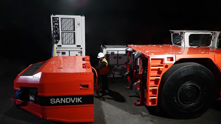 Både den batteridrivna lastaren LH518B och trucken TH550B använder Sandviks patenterade självbytessystem för batterier med funktionerna AutoSwap och AutoConnect