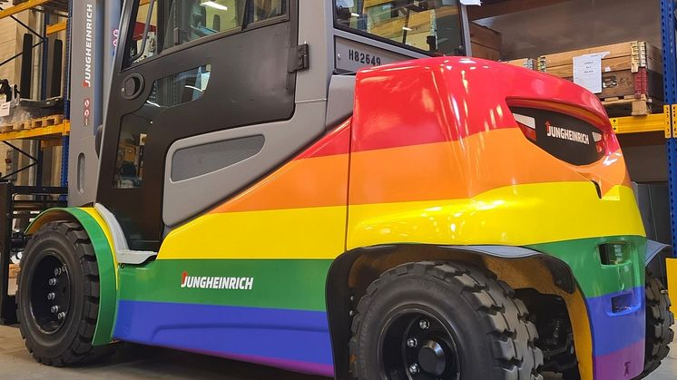 Specialdesignad motviktstruck i Stockholm Prides egna färger. Jungheinrich sponsrar med hyrtrucken kring evenemanget.
