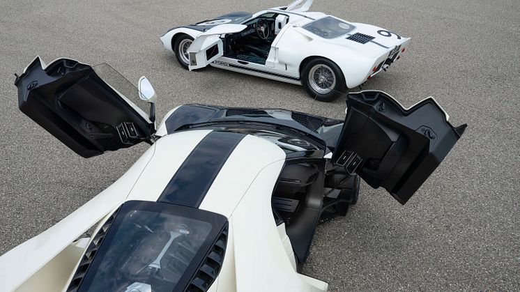 2022 Ford GT ’64 Heritage Edition and 1964 Ford GT prototype_04.jpg