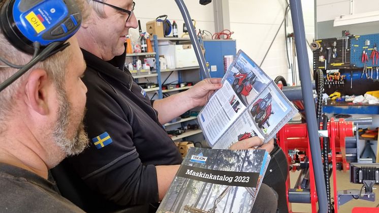 Trejons verkstadstekniker Magnus Malm och Herman Öberg passar på att ta en paus och bläddra i den nya maskinkatalogen.