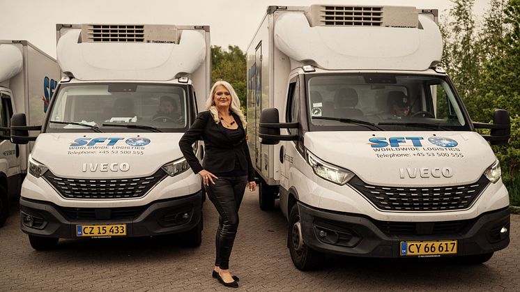 Sonja Arsovic Christensen, CEO hos SFT Logistics, viser nogle af de nye IVECO Daily varebiler frem.