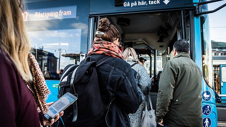 Från den 26 oktober är det påstigning fram i bussen som gäller för de flesta bussresor i Bergsjön. Foto: Eddie Löthman.