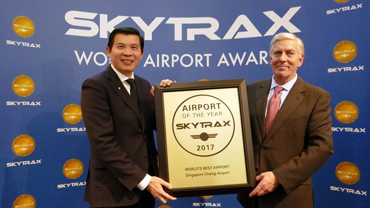 Mr Lee Seow Hiang, CEO of Changi Airport Group (left) receiving the Skytrax World's Best Airport Award from Mr Edward Plaisted, CEO of Skytrax (right).