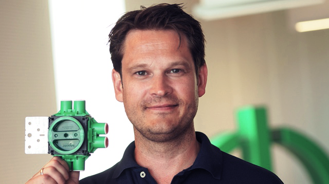 Eivind Løkken, Offer Manager i Schneider Electric, presenterer den nye serien Multifix veggbokser.