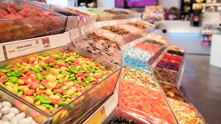 Hemmakväll packar flyttlådorna i Norrköping och öppnar ”En ny värld av godis” butik på Drottninggatan. Allt för att komma närmare kunderna