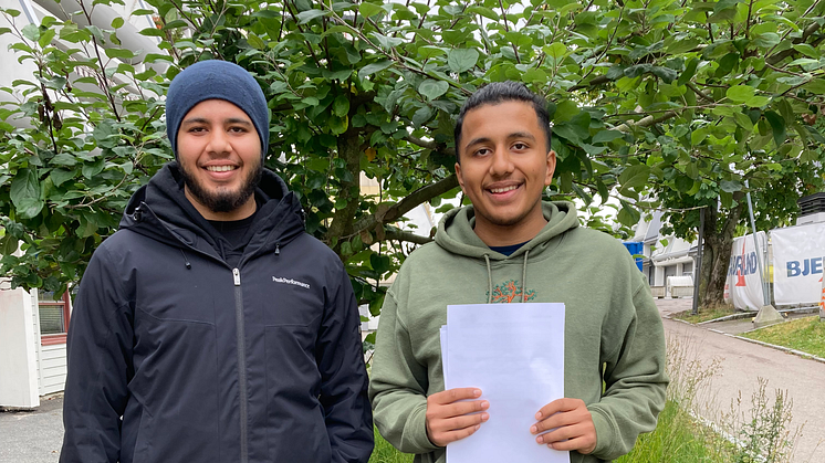 Hasnain Asghar (19) og Sahil Ali (16) er to av ungdommene som er med på Høstjobben på Stovner. 