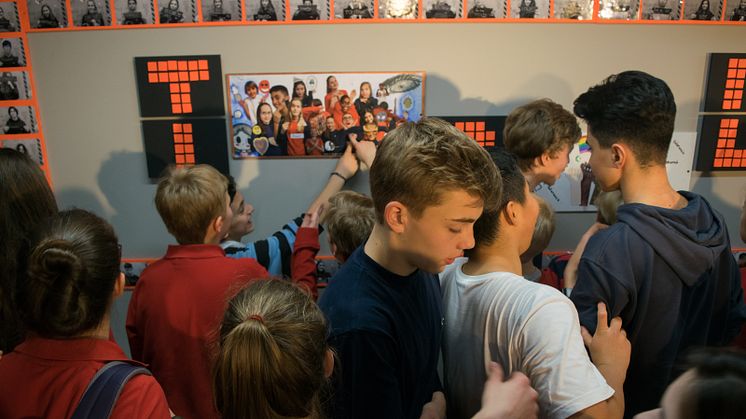 Die Schüler*innen der Berlin Cosmopolitan School haben im Rahmen eines Schulprojektes Toleranz als ihren Kernwert herausgestellt und Toleranz in einer Installation im Schulgebäude in der Rückerstraße dargestellt.