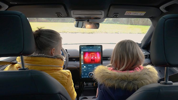 Komunikace s vozem probíhá prostřednictvím Apple CarPlay a hardwaru i softwaru vyvinutého interně Fordem.