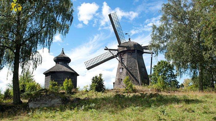 Väderkvarnen vid Julita gård uppfördes 1855 och är av holländsk typ med vridbar hätta. Foto: Nordiska museet.