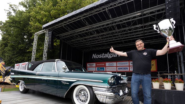 Årets final i tävlingen Sveriges Snyggaste Bil avgjordes under Nostalgia Festival i Ronneby. Vinnare blev en Chrysler New Yorker Convertible från 1957 som ägs och har renoverats av Morgan Eriksson i Torsby. Foto: Joachim Cruus