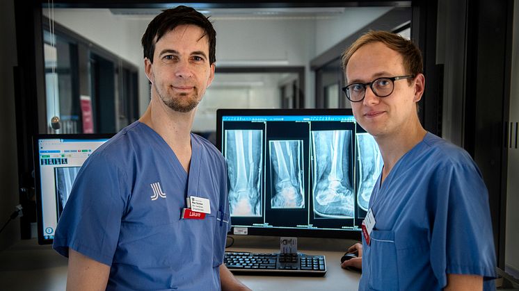 Bitr överläkare och forskaren Max Gordon och ST-läkaren Björn Hansen tolkar röntgenbilder med hjälp av Artificiell Intelligens, som forskare på Danderyds sjukhus har utvecklat. Foto: Johan Adelgren.