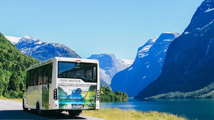 New shuttle bus in Lodalen valley, Nordfjord. Foto: Loen Active