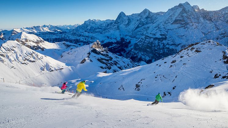 Skifahrer auf der Schilthornpiste vor Eiger, Mönch und Jungfrau