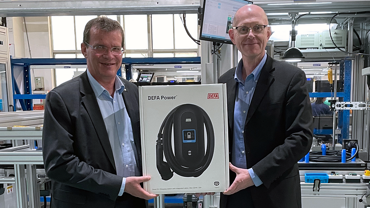 Konsernsjef Bård Klungseth og fabrikksjef Wolfgang Beuck viser en av de første DEFA Power-boksene som nå har forlatt fabrikken og blitt sendt ut til kundene.