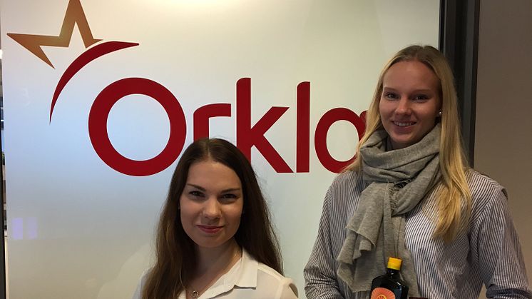 Jenni Pesonen ja Jutta Kankaanpää työskentelivät kesän Orkla Care Oy:ssä mm. Möller, Sana-sol, L300 ja Erittäin hieno suomalainen -brändien parissa. 