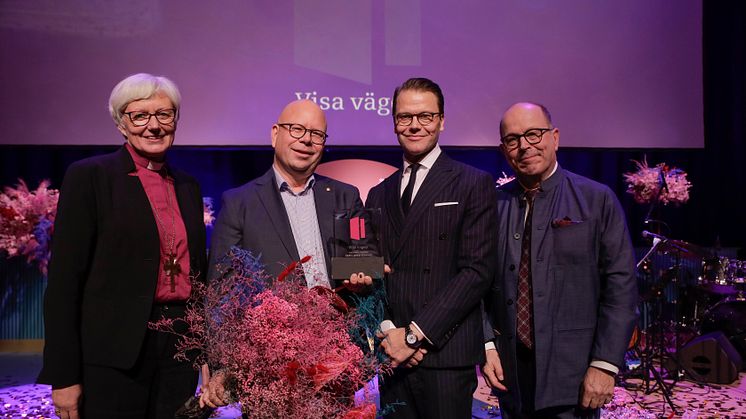 Christer Läckgren, vd Sorundahallarna, vid prisutdelningen tillsammans med Antje Jackelén, HKH Prins Daniel och Jan Scherman