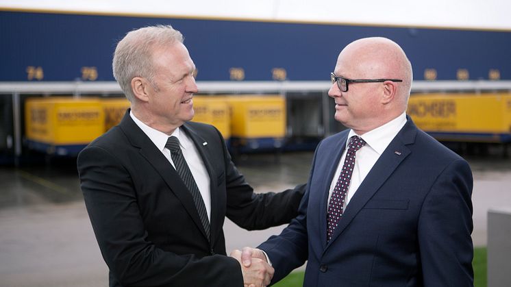 Finn Skovbo Pedersen, avgående Managing Director för Dachser Nordic A/S (t.v.), och René Sidor - ny man vid rodret. 