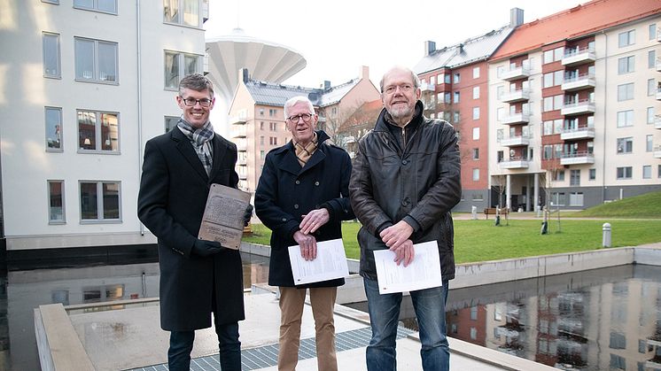 Från vänster: Magnus Carlson och Leif Carlsson från Husherren Fastigheter samt Jonas Kjellander från Sweco. Foto: Örebro kommun.