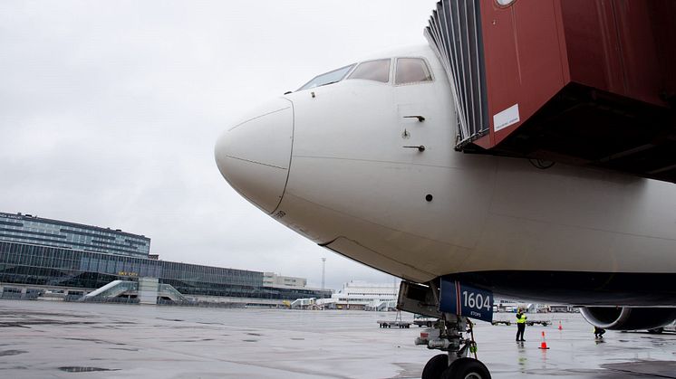 Ankommande internationellt flyg till Stockholm Arlanda Airport utanför Sky City