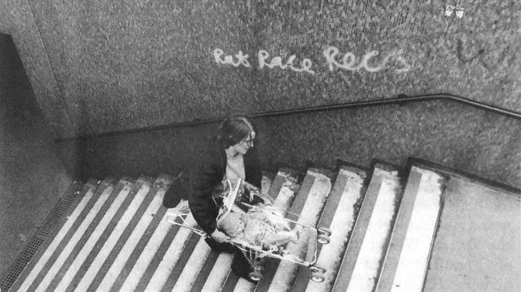 Matrix medgrundare Anne Thorne bär en barnvagn uppför trappan till en tunnelbana i Aldgate, östra London från "Urban Obstacle Courses" i Making Space: Women and the Man-Made Environment (Pluto Press, 1984). Foto: Liz Millen.