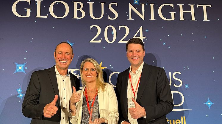 Den Globus Award nahmen Georg Welbers (alltours Geschäftsführer Vertrieb & Marketing) und Ilka D´Aloisio (alltours Key Account Managerin) von touristik aktuell Chefredakteur Matthias Gürtler (links) entgegen.