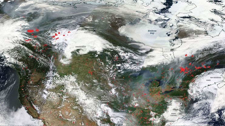 Figuren viser aktive branner (i rødt, fra MODIS og VIIRS satellittinstrumenter) og grå røykskyver 4. juni over Canada og USA. De hvite områdene er områder med skydekke. (Figur: NASA Worldview)