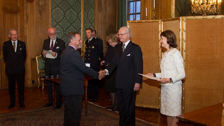 Kungen delade ut medalj till Optiker utan gränsers medgrundare John Godoy 