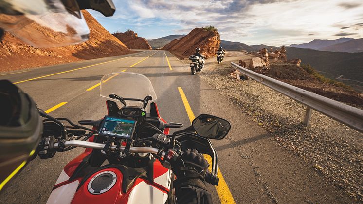 En ny robust motorsykkelnavigator med en betydelig større skjerm og forbedrede navigasjonsfunksjoner. Gled deg til nye, episke motorsykkelturer.