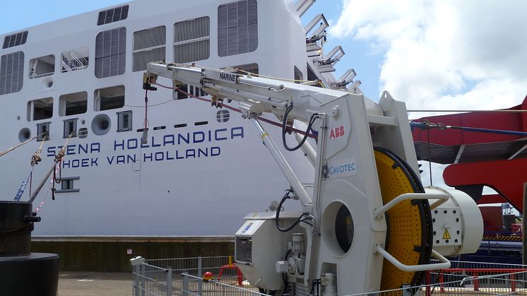 Cavotec AMP telescopic crane connects electrical power to Stena Hollandica