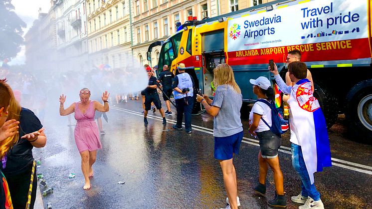 Vattensprutande brandbil från Swedavia Airports i Prideparaden 6 aug 2018 - Pride