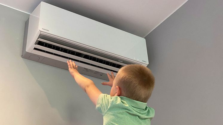 På varme dager kan du få deilig, kjølt luft fra varmepumpen uten at det krever mye strøm.