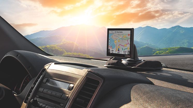 En pålitelig og brukervennlig GPS med elegant berøringsskjerm i glass med høy oppløsning, stilig design og trafikkinformasjon i sanntid som forenkler kjøringen.
