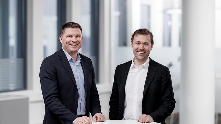 Administrerende direktør i Sparebanken Møre, Trond Lars Nydal og daglig leder i Conta, Jan-Tore Holen. 